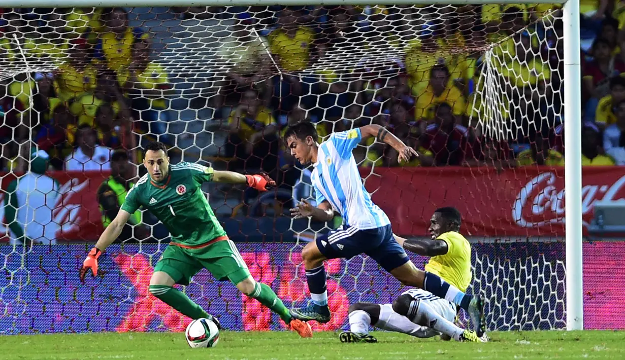 Pemain Argentina Paulo Dybala mengecoh pemain Kolombia Cristian Zapata (kanan) pada kualifikasi Piala Dunia 2018 zona CONMEBOL di Stadion Metropolitano Roberto Melendez, Barranquilla, Rabu (18/11/2015) dini hari WIB. (AFP Photo/Luis Robayo)