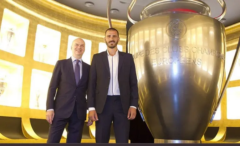 CEO AC Milan, Marco Fassone (kiri), berpose dengan Leonardo Bonucci. (Twitter)