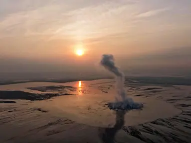 Asap mengepul dari kawah "gunung lumpur" yang disebabkan oleh kecelakaan eksplorasi gas pada tahun 2006, di Sidoarjo, Jawa Timur, Jumat 29 Mei 2026. (AP Photo/Trisnadi)