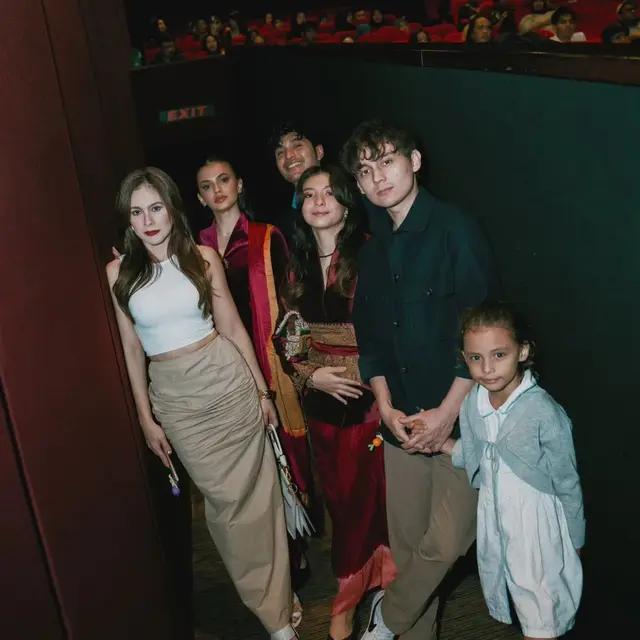 8 Gaya Kompak Wulan Guritno dan Shalom Razade yang Sering Dibilang Seumuran, Jadi Pasangan Ibu-Anak yang Terlihat Bestie