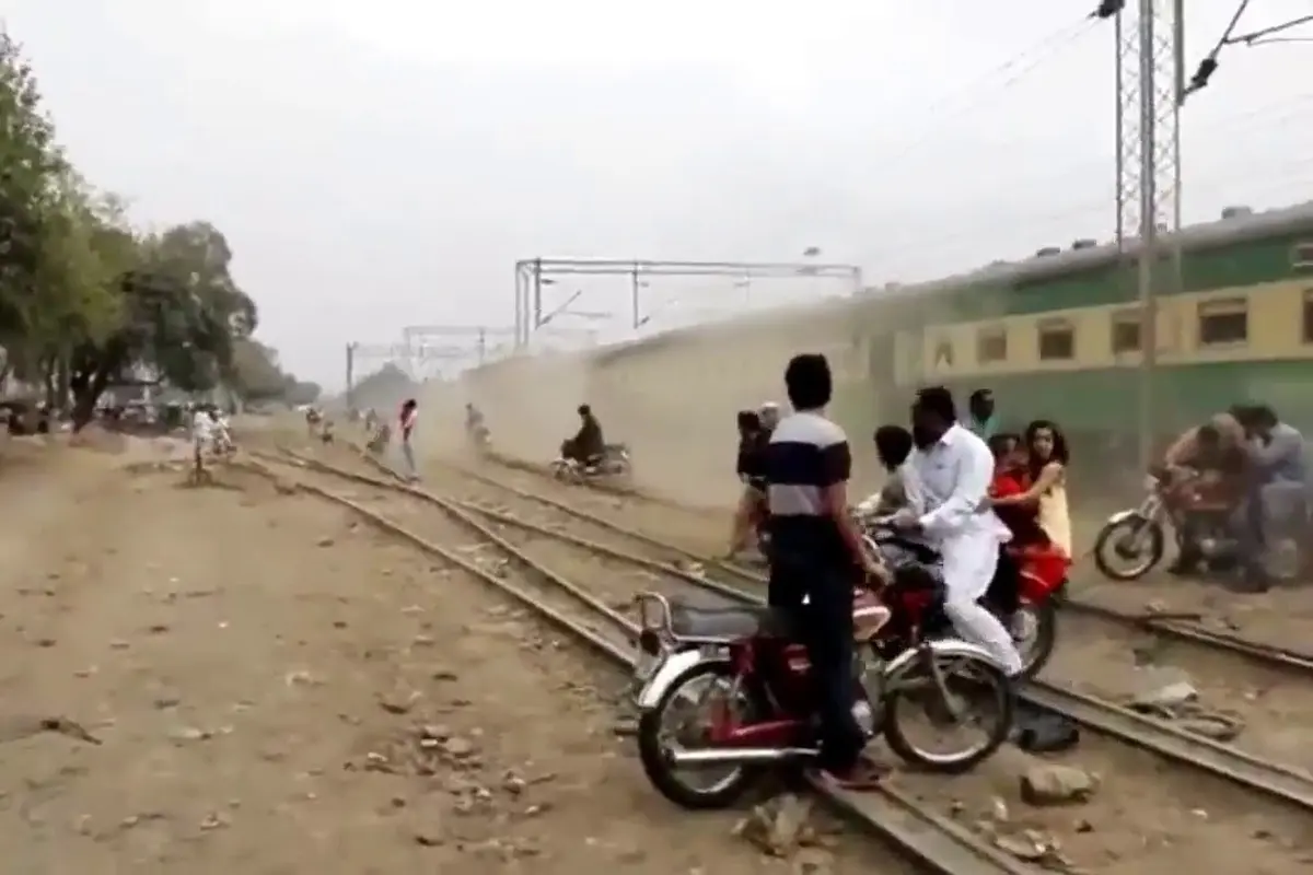 Kecelakaan Kereta, Ratusan Orang Terluka di Pakistan