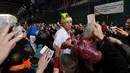 Seorang penjual melelang potongan daging kepada pembeli yang memegang uang selama lelang tahunan menyambut malam Natal di Smithfield Market, London, Selasa (24/12/2019). Dalam tradisi yang hadir sejak 1800-an, calon pembeli bisa menawar harga daging tersebut.  (DANIEL LEAL-OLIVAS / AFP)