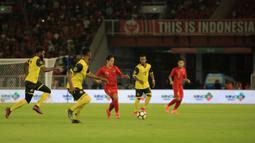 Striker Timnas Indonesia, Irfan Bachdim, menggiring bola saat melawan Vanuatu pada laga persahabatan di SUGBK, Jakarta, Sabtu (15/6). Indonesia menang 6-0 atas Vanuatu. (Bola.com/Yoppy Renato)