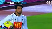 Lupa Bawa Kostum, Kiper Klub Ini Pakai Jersey Liverpool