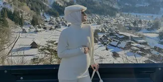Berlibur ke Jepang, Dinda Hauw tampil serba putih dengan atasan sweater yang serasi dengan kerudung dan celana cutbray. (@dindahw)