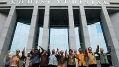 Pimpinan Komisi Yudisial bersama pimpinan KPK berfoto bersama usai melakukan pertemuan di gedung Komisi Yudisial, Jakarta, Rabu (6/1/2016). Pertemuan berlangsung tertutup dan membahas pembaharuan MoU kedua lembaga. (Liputan6.com/Helmi Fithriansyah)