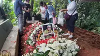 Adi Kurdi Dimakamkan, Keluarga Tegar Melepas Kepergian Almarhum