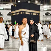 Ashanty juga membagikan momen bersama sang suami saat berada di depan kabah. Dirinya begitu bersyukur bisa menjalani puasa Ramadhan sekaligus umroh. (Liputan6.com/IG/@ashanty_ash)