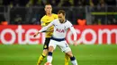 Aksi Cristian Eriksen pada leg kedua, babak 16 besar Liga Champions yang berlangsung di Stadion Signal Iduna Park, Dortmund, Rabu (6/3). Tottenham Hotspur menang 1-0 atas Dortmund. (AFP/John Macdougall)