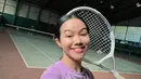 Menggunakan kaos olahraga berwarna ungu, Yura terlihat begitu bahagia saat bermain tenis. Dirinya bahkan kerap banjir pujian karena penampilannya. (Liputan6.com/IG/@yurayunita)