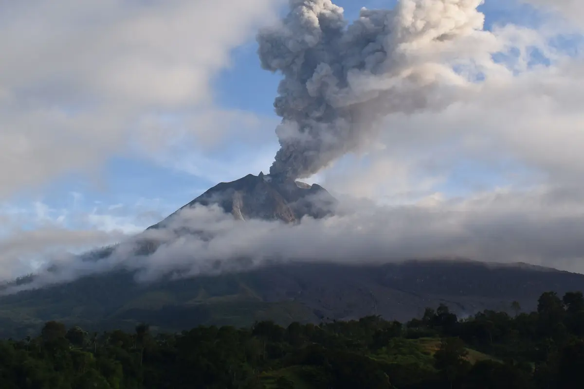 Gunung Sinabung Kembali Erupsi dan Keluarkan Abu Vulkanik