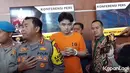 "Terhitung dari hari ini, kami telah menetapkan tersangka dan melakukan penahanan terhadap tersangka," kata Kombes Pol Susatyo Purnomo Condro saat konferensi pers di Polres Jakarta Pusat, Jumat (17/11/2023). [Foto: KapanLagi.com/Muhammad Akrom Sukarya]