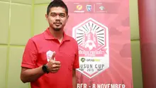 Bambang Pamungkas melayani sesi foto di Jatibaru,Cideng,Jakarta, Jumat (02/10/2015). BP hadir dalam dalam acara press conference Jakarta Festival Football Rusun Cup 2015, 28 Oktober - 8 November 2015. Bola.com/Nick Hanoatubun