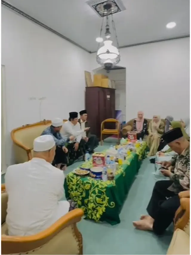 6 Potret April Jasmine dan Ustaz Solmed Kunjungi Ponpes Al Khoziny Pasca Ambruk