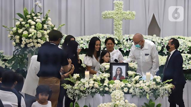 FOTO: Momen Haru Upacara Tutup Peti Jenazah Laura Anna