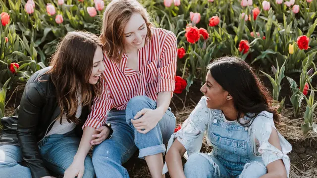 Ilustrasi ngobrol, tertawa