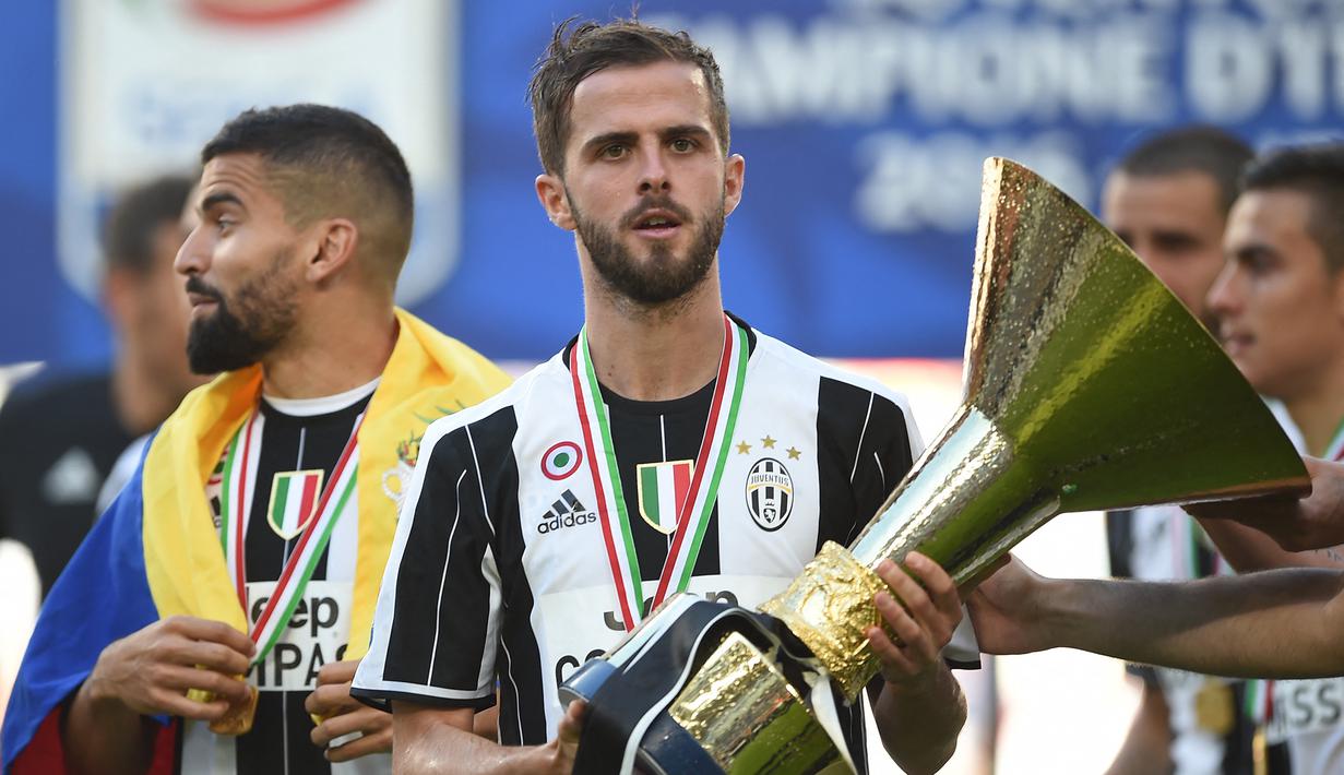 Miralem Pjanic. Gelandang Bosnia berusia 32 tahun yang sejak musim 2020/2021 memperkuat Barcelona ini baru saja kembali dari masa peminjaman bersama Besiktas sepanjang musim 2021/2022. Ia pernah meraih gelar di liga top Eropa bersama Juventus sebanyak 4 kali dalam 4 musim berseragam Bianconeri, yaitu musim 2016/2017 hingga 2019/2020. (AFP/Filippo Monteforte)