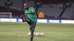 Striker Timnas Indonesia, Boaz Solossa, melakukan pemanasan saat latihan di SUGBK, Jakarta, Sabtu (13/1/2018). Timnas Indonesia menggelar latihan terakhir sebelum laga persahabatan melawan Islandia. (Bola.com/Vitalis Yogi Trisna)