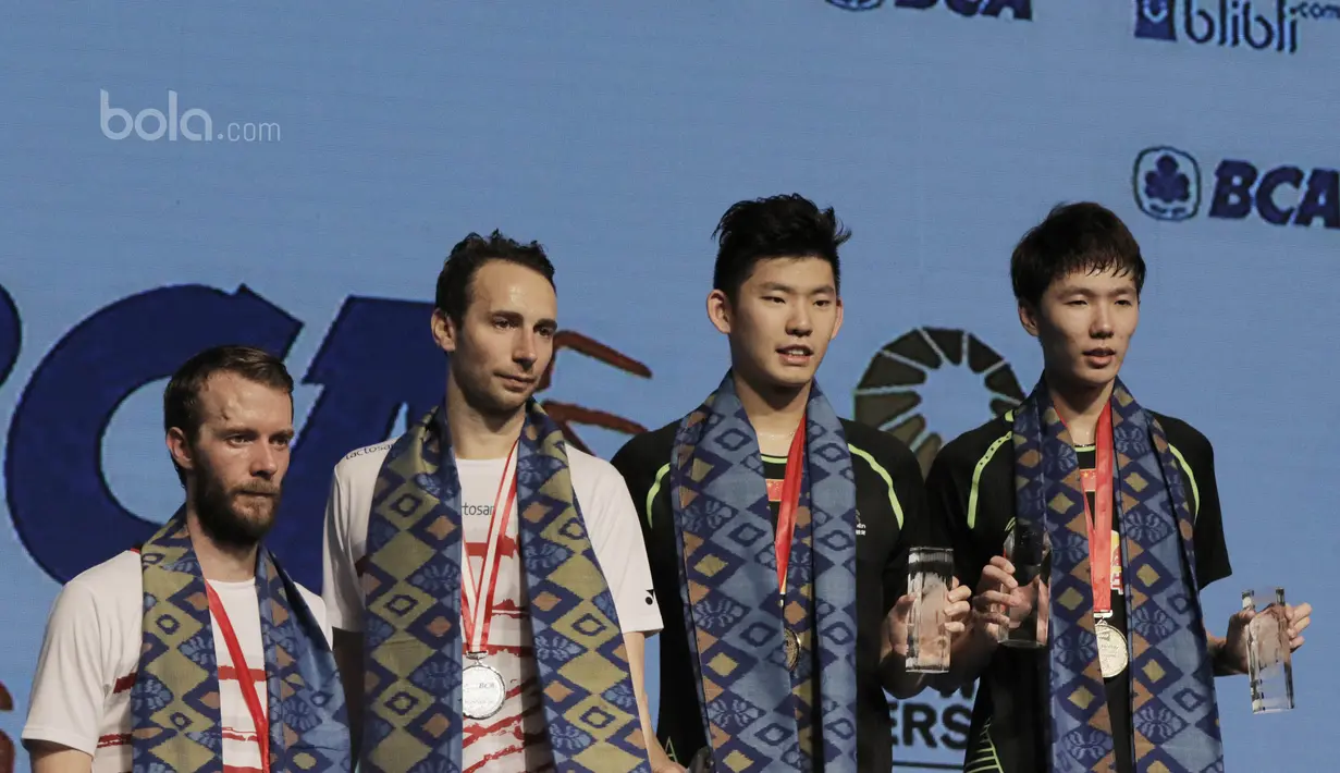Pasangan China, Li Junhui/Liu Yuchen dan pasangan Denmark, Mathias Boe/Carsten Morgensen berada di podium. Kecerdikan dalam mengantisipasi pukulan keras Boe/Morgensen menjadi kunci kemenangan Li Junhui/Liu Yuchen. (Bola.com/M Iqbal Ichsan)