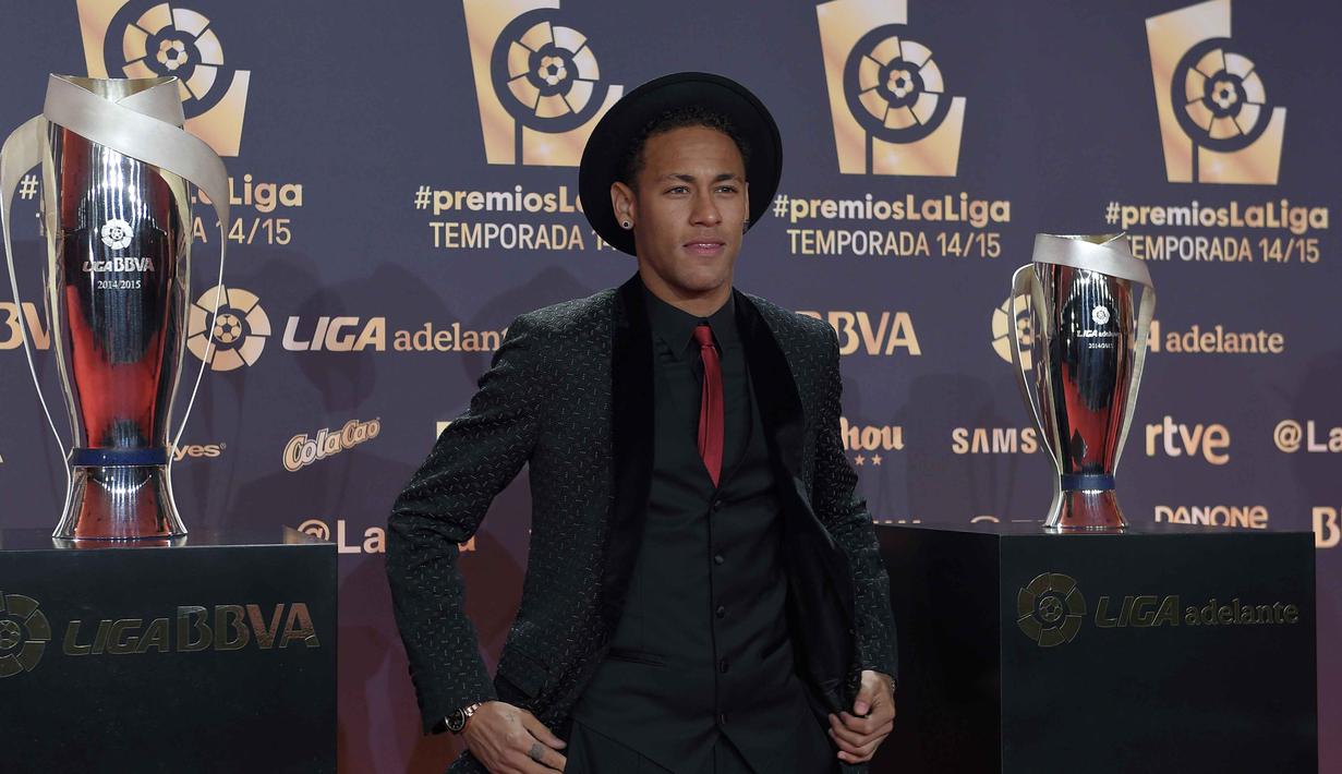Pemain Barcelona, Neymar berfoto sebelum acara penghargaan LFP (Spanish Professional League) 2014-2015 di Barcelona, Selasa (1/12/2015) dini hari WIB. Neymar meraih penghargaan Best American Player.  (AFP Photo/ Lluis Gene)