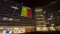 Warna bendera Belgia (hitam, kuning, dan merah) juga mewarnai Gedung Komisi Uni Eropa, Selasa (22/3). Hal itu sebagai bentuk penghormatan terhadap korban serangan bom Brussels. (PHILIPPE HUGUEN / AFP)