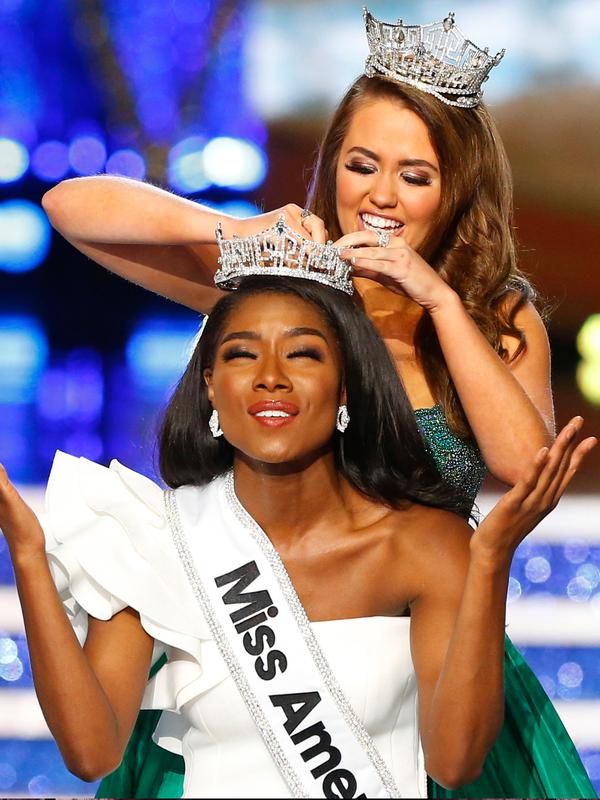 Miss New York Nia Franklin menerima mahkota Miss America 2019 dari pemenang tahun lalu Cara Mund di Atlantic City, New Jersey (9/10). Franklin, puteri James dan Kristy Franklin, juga seorang advokat. (AP Photo/Noah K. Murray)