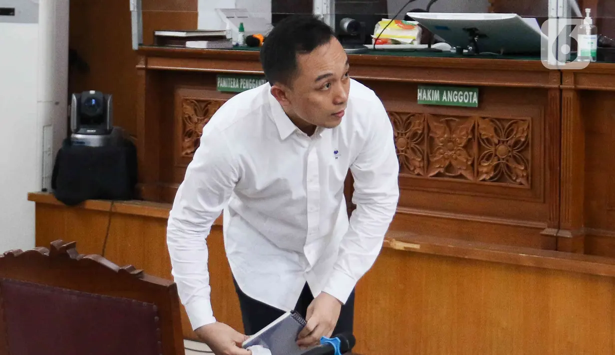 Terdakwa kasus dugaan pembunuhan berencana Nofriansyah Yosua Hutabarat atau Brigadir J, Ricky Rizal bersiap mengikuti sidang lanjutan di PN Jakarta Selatan, Jakarta, Selasa (31/1/2023). Sidang tersebut beragenda pembacaan duplik oleh penasihat hukum. (Liputan6.com/Herman Zakharia)