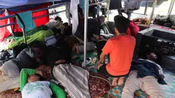 Sejumlah peserta aksi mogok makan beristirahat di dalam tenda di Komnas HAM, Jakarta, Minggu (18/12/2022). Sebanyak 5 peserta mogok makan yang melawan atas tindak kejahatan PT. Amman Mineral terhadap masyarakat Sumbawa Barat, tumbang akibat mengalami penurunan kesehatan dan dilarikan ke rumah sakit terdekat untuk mendapatkan perawatan medis. (Liputan6.com/Herman Zakharia)