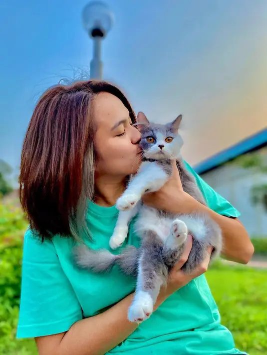 Kecintaan Melati dengan kucing bernama Bebendud memang terlihat jelas. Melati tak sungkan untuk mencium dengan penuh cinta Bebendud. Kebersamaan Melati bersama kucing peliharaannya ini berhasil menyita perhatian publik. (Liputan6.com/IG/@melatidaeva)