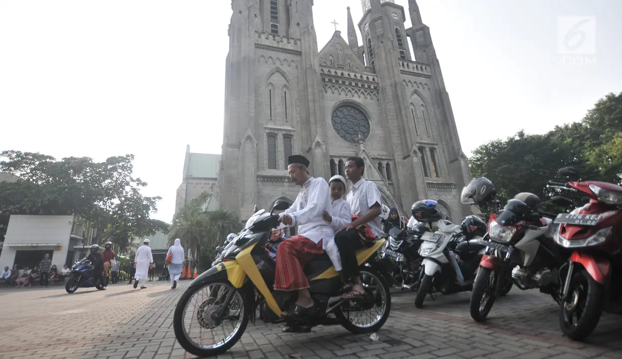 Umat muslim yang telah menunaikan salat Idul Adha di Masjid Istiqlal keluar dari halaman Gereja Katedral, Jakarta, Minggu (11/8/2019). Gereja Katedral menyediakan lahan parkir bagi jemaah Masjid Istiqlal yang akan melaksanakan salat Idul Adha sebagai bentuk toleransi. (merdeka.com/Iqbal S Nugroho)