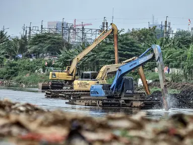 Petugas Dinas SDA Provinsi DKI Jakarta menggunakan alat berat saat mengeruk lumpur di Kali Ciliwung Segmen KBB, Tanah Abang, Kamis (30/9/2021). Dinas SDA DKI Jakarta terus melakukan pengerukan dan pengurasan kali, waduk, dan saluran air melalui kegiatan Gerebek Lumpur. (merdeka.com/Iqbal S. Nugroho)