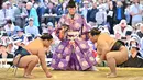Pegulat sumo bersiap untuk bertanding dalam turnamen Honozumo di Kuil Yasukuni, Tokyo, Jepang, 15 April 2019. Turnamen seremonial ini diikuti oleh para jawara sumo. (TRIBALLEAU CHARLY/AFP)