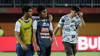 Gelandang Arema, Hanif Sjahbandi, menangis seusai kalah dari Madura United. (Bola.com/Iwan Setiawan)