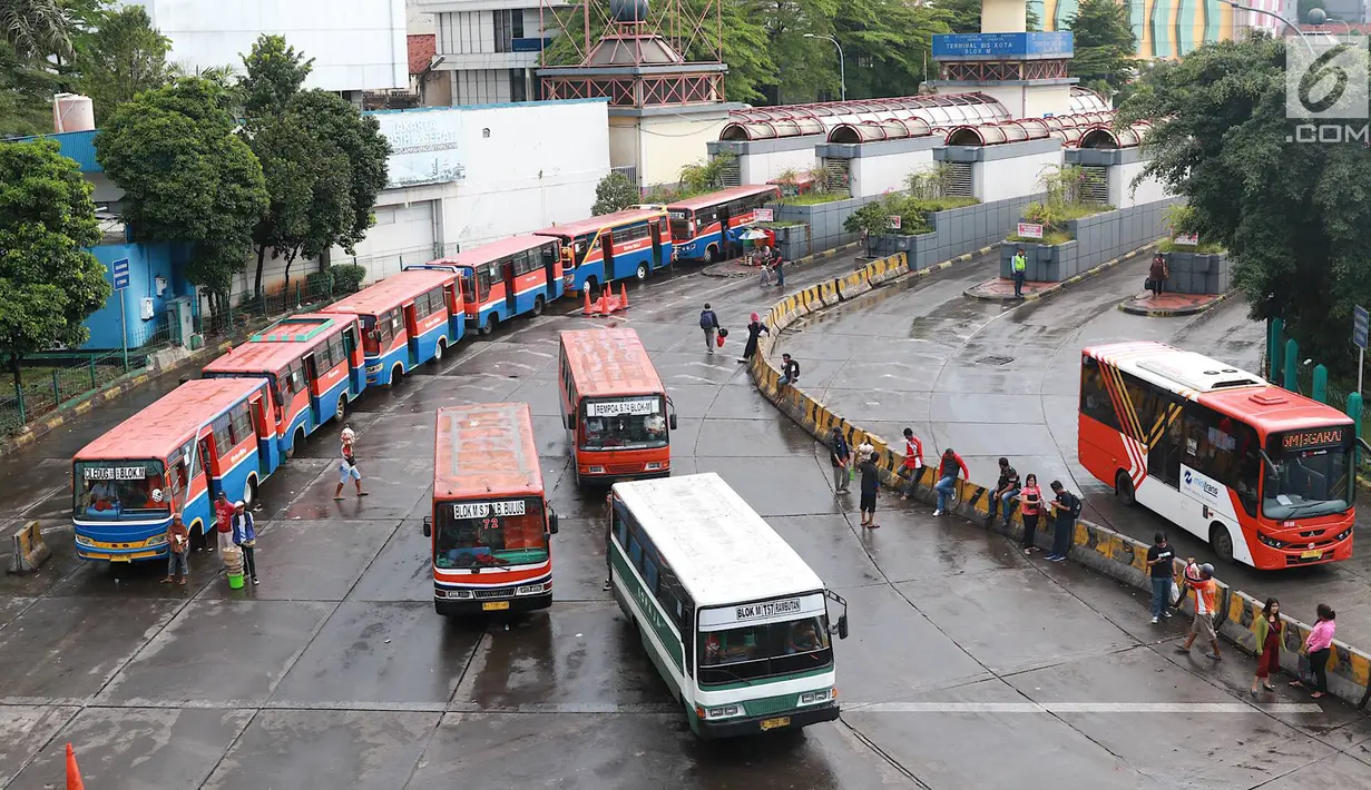 Angkutan Metromini menunggu penumpang di Terminal Blok M, Jakarta, Jumat (12/4). Kepala Bidang Angkutan Darat (BAD) Dinas Perhubungan DKI Jakarta Masdes Aerofi mengatakan setidaknya pada 2019 ini ada 312 bus sedang yang akan bekerja sama dengan Jak Lingko. (Liputan6.com/Immanuel Antonius)