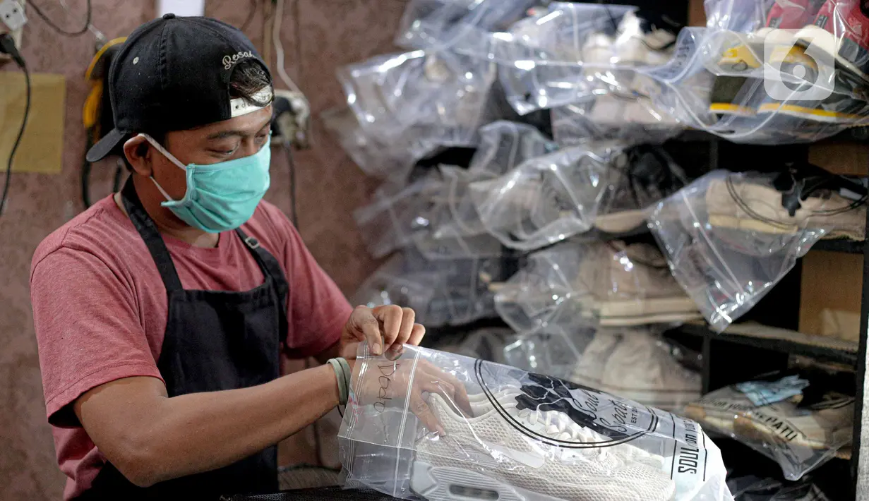 Kru menyiapkan sepatu pelanggan di Soul Sepatu di kawasan Rawamangun, Jakarta, Senin (9/11/2020). Jasa pencucian sepatu mengalami peningkatan permintaan pasca sebesar 50 persen pasca pemerintah menerapkan PSBB masa transisi di DKI Jakarta. (Liputan6.com/Faizal Fanani)