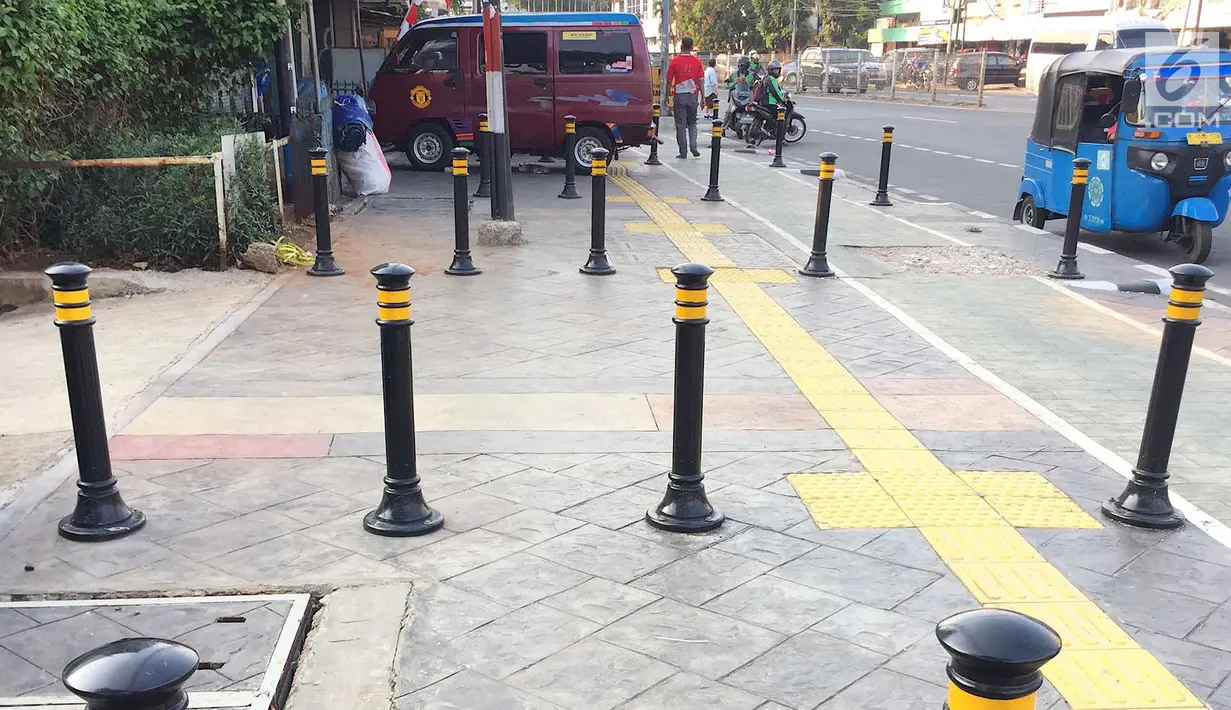 Mobil menutup sebagian badan trotoar di kawasan Jatinegara, Jakarta, Senin (24/9). Kondisi trotoar yang telah diperlebar Pemprov DKI Jakarta kini dipenuhi PKL dan parkir liar sehingga mengganggu kenyamanan pejalan kaki. (Liputan6.com/Immanuel Antonius)