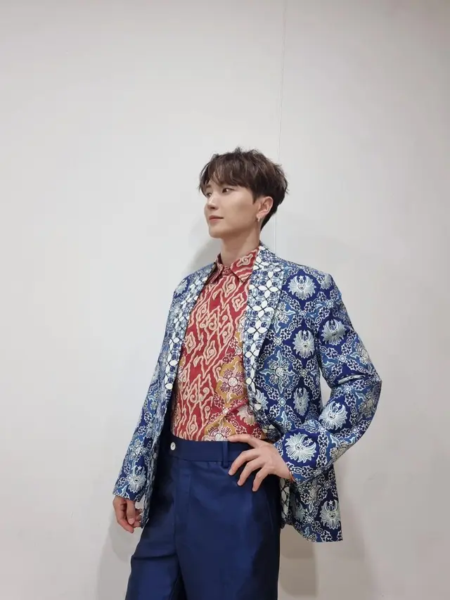 6 Potret Leeteuk dan Yesung Super Junior Pakai Batik Rancangan Ridwan Kamil, Curi Perhatian