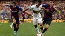 Pemain Boca Juniors, Wilmar Barrios menggiring bola dari kejaran dua pemain Barcelona selama pertandingan Piala Joan Gamper di stadion Camp Nou, Spanyol (15/8). Barcelona menang telak 3-0 atas Boca Juniors. (AP Photo/Manu Fernandez)