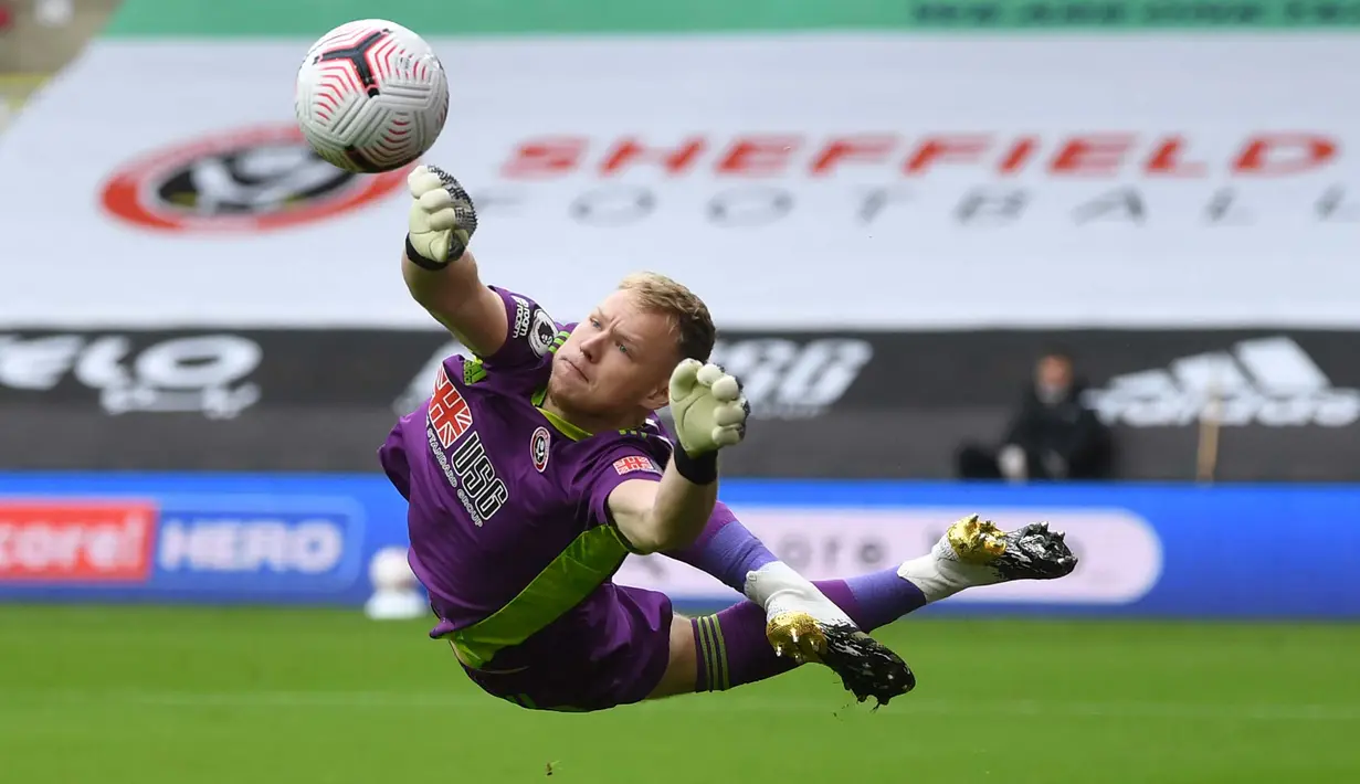 Aaron Ramsdale. Kiper berusia 23 tahun itu didatangkan oleh Sheffield pada awal musim lalu dari Bournemouth. Ia diplot untuk menggantikan peran Dean Henderson yang kembali ke Manchester United. (Foto: AFP/Pool/Gareth Copley)