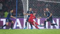 Pemain Timnas Indonesia, Jay Idzes, melepaskan tendangan saat melawan Jepang pada Kualifikasi Piala Dunia 2026 Zona Asia di Stadion Gelora Bung Karno, Senayan, Jakarta, Jumat (15/11/2024) malam WIB. (Bola.com/Bagaskara Lazuardi)
