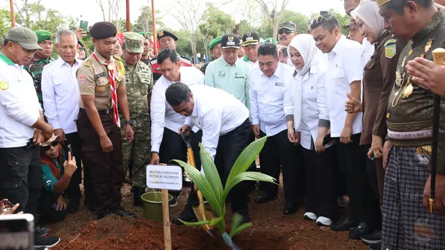 Mentan Amran Luncurkan Gerakan Menanam Lima Juta Kelapa di Selayar