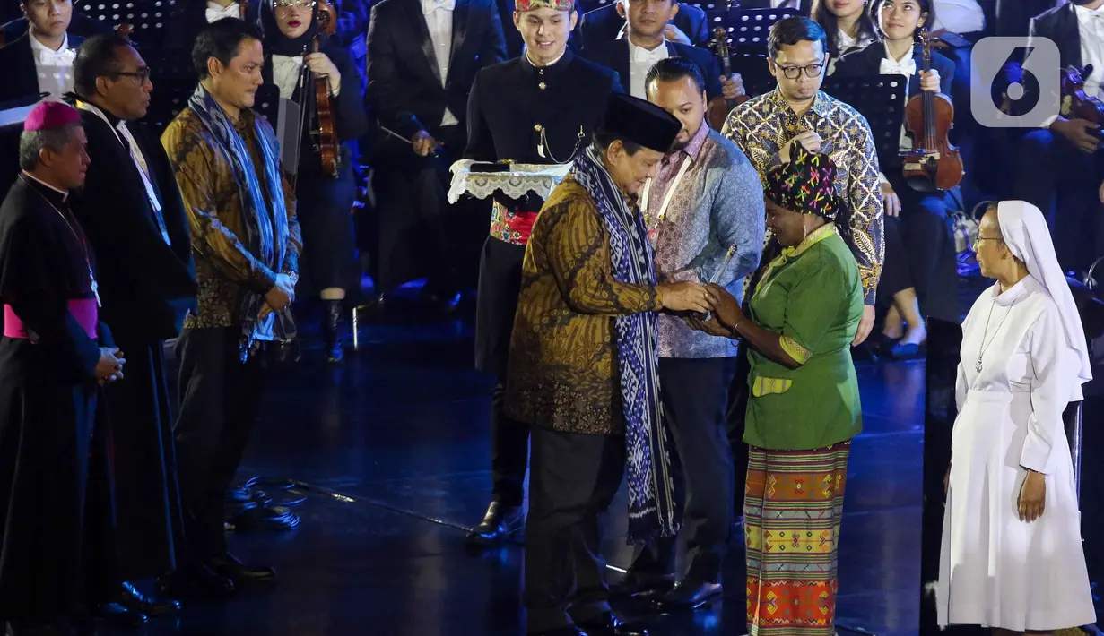 Presiden Republik Indonesia, Prabowo Subianto saat menghadiri acara Perayaan Natal Nasional 2024 di Indonesia Arena, Kompleks Gelora Bung Karno (GBK), Jakarta, Sabtu (28/12/2024). (Liputan6.com/Herman Zakharia)
