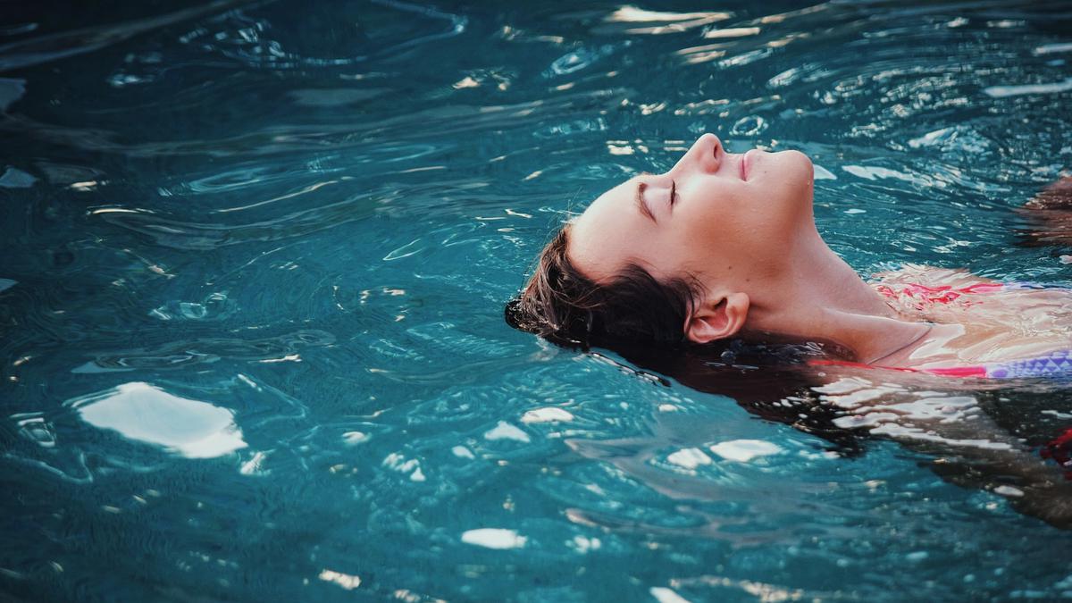 Mimpi Berenang di Kolam Renang