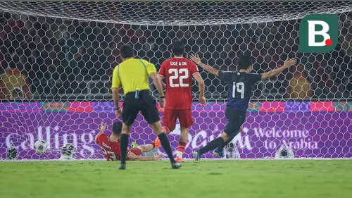 Foto: Duel Kawan Satu Tim Calvin Verdonk dan Koki Ogawa pada Laga Timnas Indonesia Vs Jepang di Kualifikasi Piala Dunia 2026