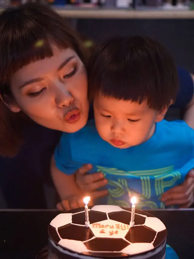 6 Potret Alena Wu Saat Asuh Anak, Aura Keibuan Makin Terlihat