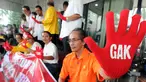 Massa Gerakan Anti Korupsi (GAK) Alumni Lintas Perguruan Tinggi, melakukan aksi damai di halaman gedung KPK, Jakarta, (27/11). Mereka mendesak KPK bersama Kepolisian dan Kejaksaan untuk segera mengusut kasus korupsi Petral.(Liputan6.com/Helmi Afandi)