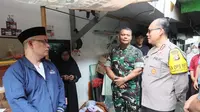 Kapolres Metro Jakarta Utara Kombes Pol Gidion Arif Setyawan takziah ke rumah duka petugas KPPS di Koja, Jakut yang meninggal dunia diduga akibat kelelahan saat hitung suara Pemilu 2024. Almarhum bertugas di TPS 70, Koja. (Foto: Istimewa)