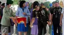 Panglima TNI, Jenderal Gatot Nurmantyo menaburkan bunga di Taman Makam Pahlawan Kusumanegara,Yogyakarta, Rabu (28/9). Acara ziarah ini adalah bagian dari rangkaian peringatan HUT TNI ke-71. (Liputan6.com/ Boy Harjanto)
