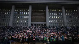 Hingga Kamis 5 Desember 2024, Presiden Korea Selatan Yoon Suk Yeol masih berpegang teguh pada kekuasaannya meski diterpa mosi pemakzulan yang diajukan oleh oposisi. (Philip FONG/AFP)