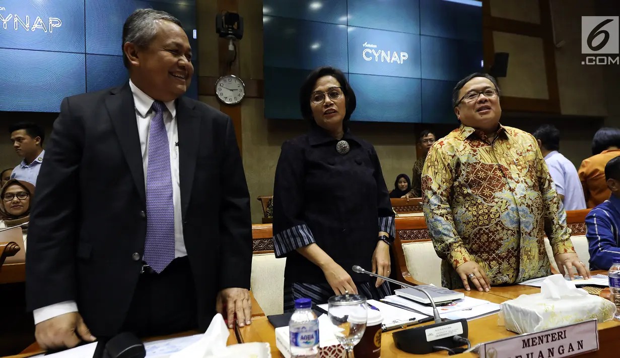 Menkeu Sri Mulyani (tengah) didampingi Menteri PPN/Kepala Bappenas Bambang Brodjonegoro (kanan), dan Gubernur BI Perry Warjiyo (kiri) usai mengikuti raker bersama Komisi XI, di Kompleks Parlemen, Senayan, Jakarta, Rabu (16/1). ( Liputan6.com/JohanTallo)